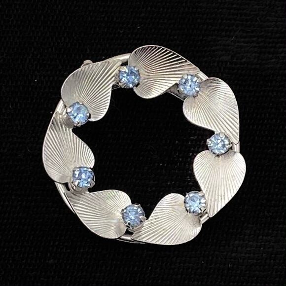Vintage 1960’s Era Textured Leaf Blue Rhinestone Wreath Circle Brooch - Picture 2 of 11